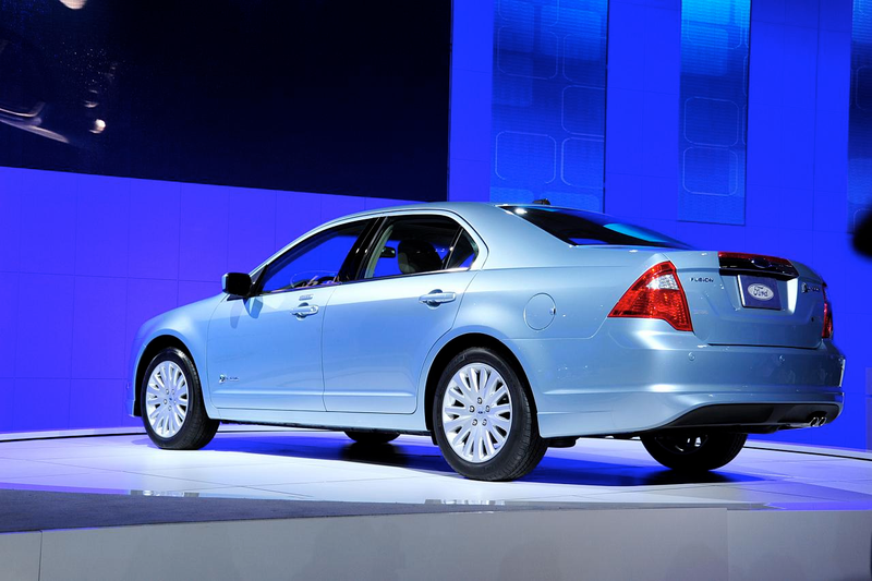 Illustration for article titled 2010 Ford Fusion Pricing Starts Under $19,300, Hybrid At $27,270